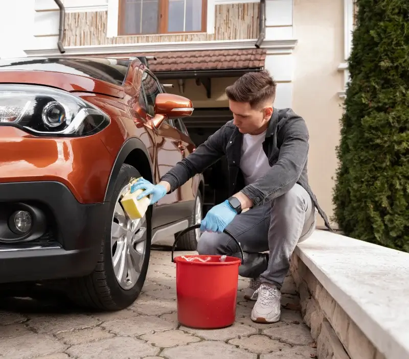 Lavage auto à domicile Saint-Laurent-sur-Oust : professionnel intervenant sur un véhicule